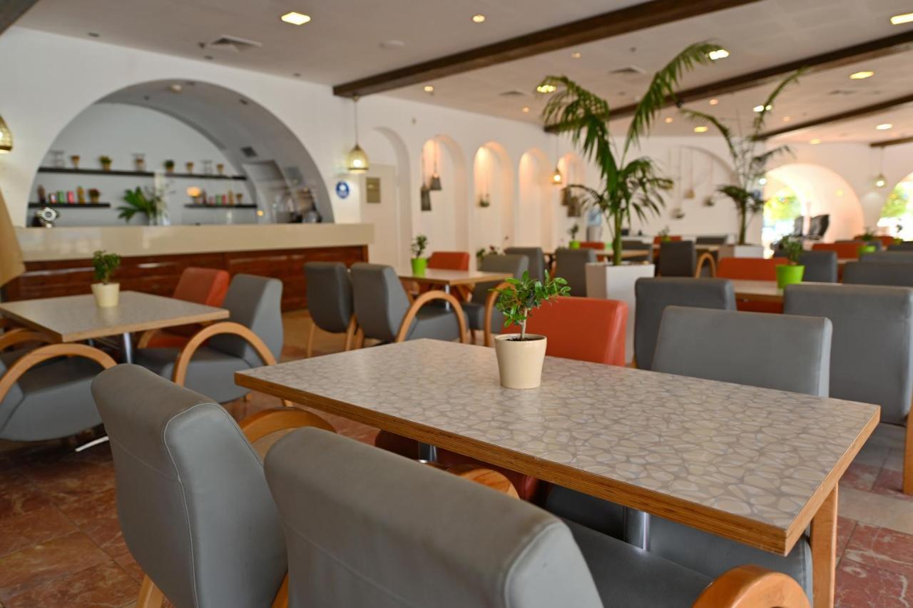 Club In - Coral