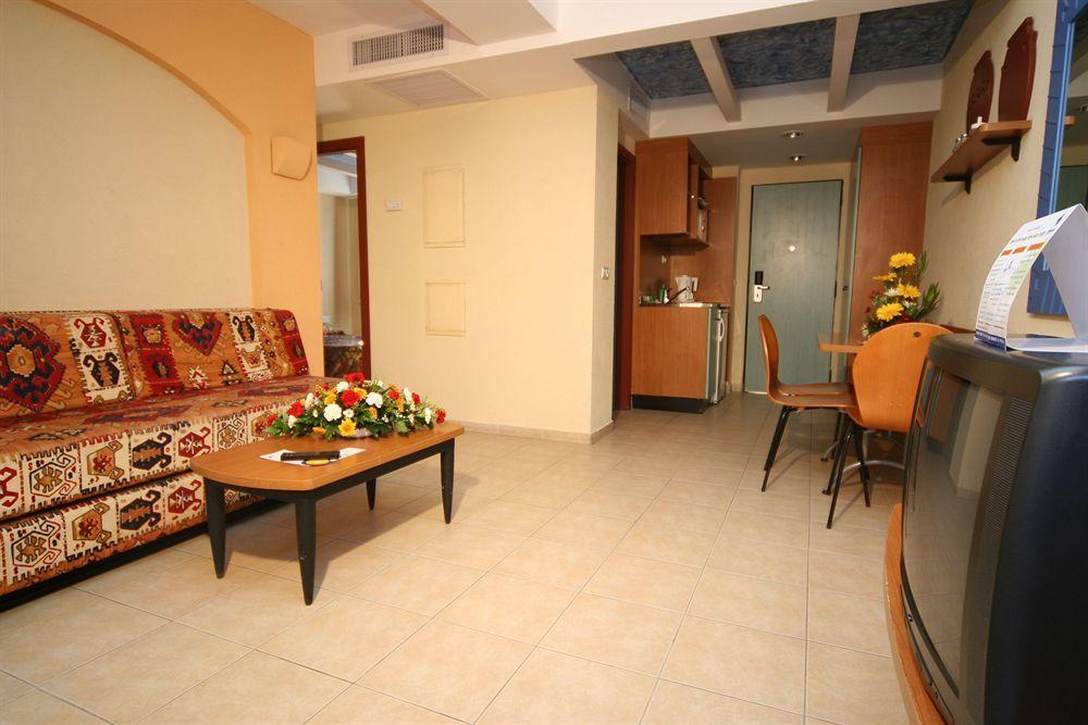 Club In - Coral 3*